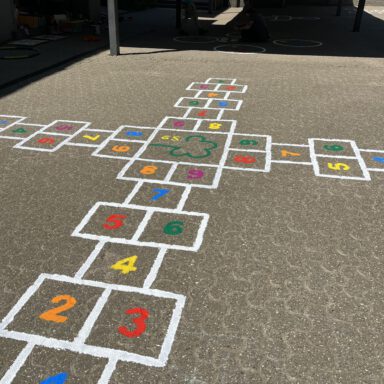 Hüpfspiel auf dem Schulhof